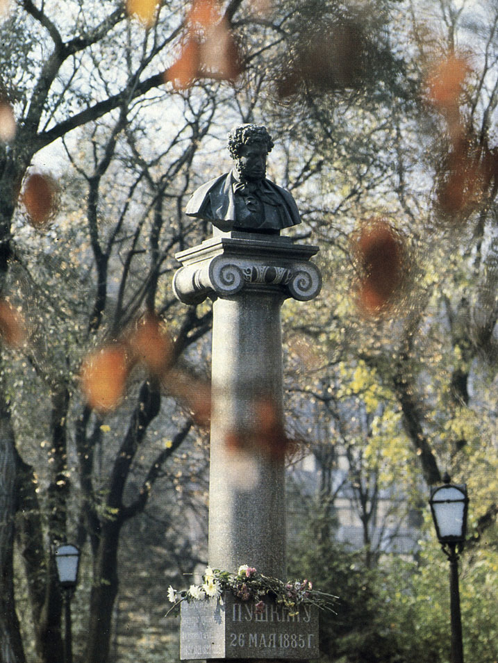 Памятник Пушкину в Пушкинском парке Кишинева. Скульптор А. М. Опекушин. 1885 г. фото